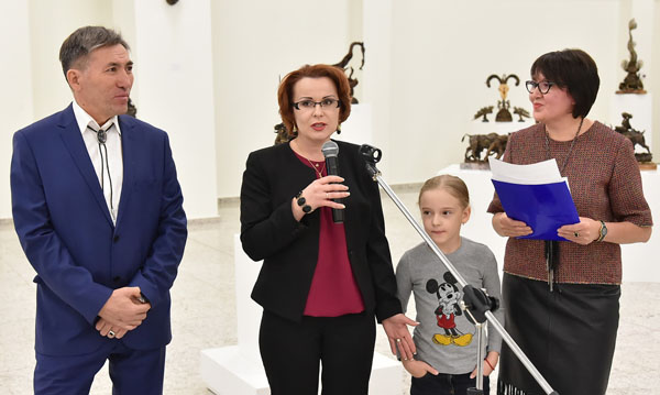 Дочь скульптора Мария Жидкова (Четверикова) с дочерью. Справа - Роза Абенова - зав. отделом современного искусства Национального музея РК
